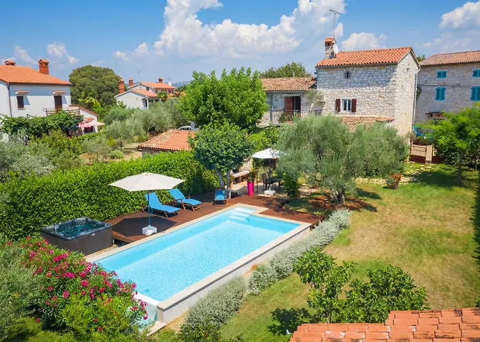 Rossa With Jacuzzi And Pool In Porec Rosini