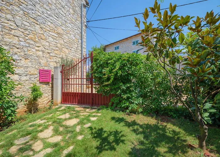 Rossa With Jacuzzi And Pool In Porec Rosini