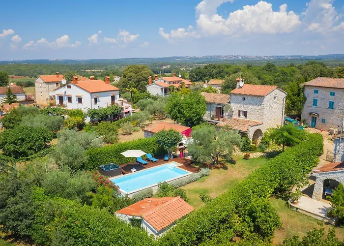 Villa Rossa With Jacuzzi And Pool In Porec